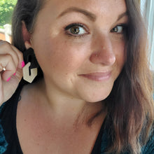 Load image into Gallery viewer, Link Earrings in Black and Tan
